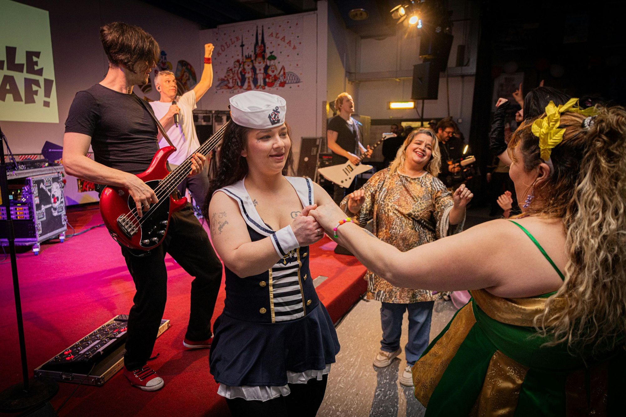 Ausgelassen feierten die Frauen mit den Kölsch-Rockern von Kasalla.