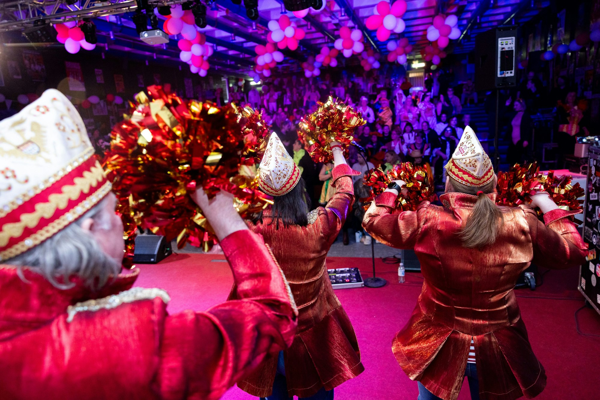 Ausgelassene Stimmung auf der Bühne und bei den Gästen