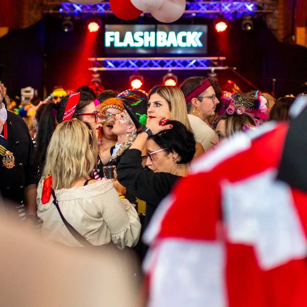 Das Bild zeigt einen Blick in die Kommener Bürgerhalle, in der seit dem Nachmittag Karneval gefeiert wird.