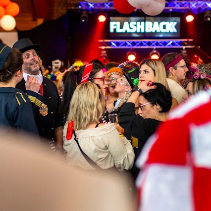Das Bild zeigt einen Blick in die Kommener Bürgerhalle, in der seit dem Nachmittag Karneval gefeiert wird.