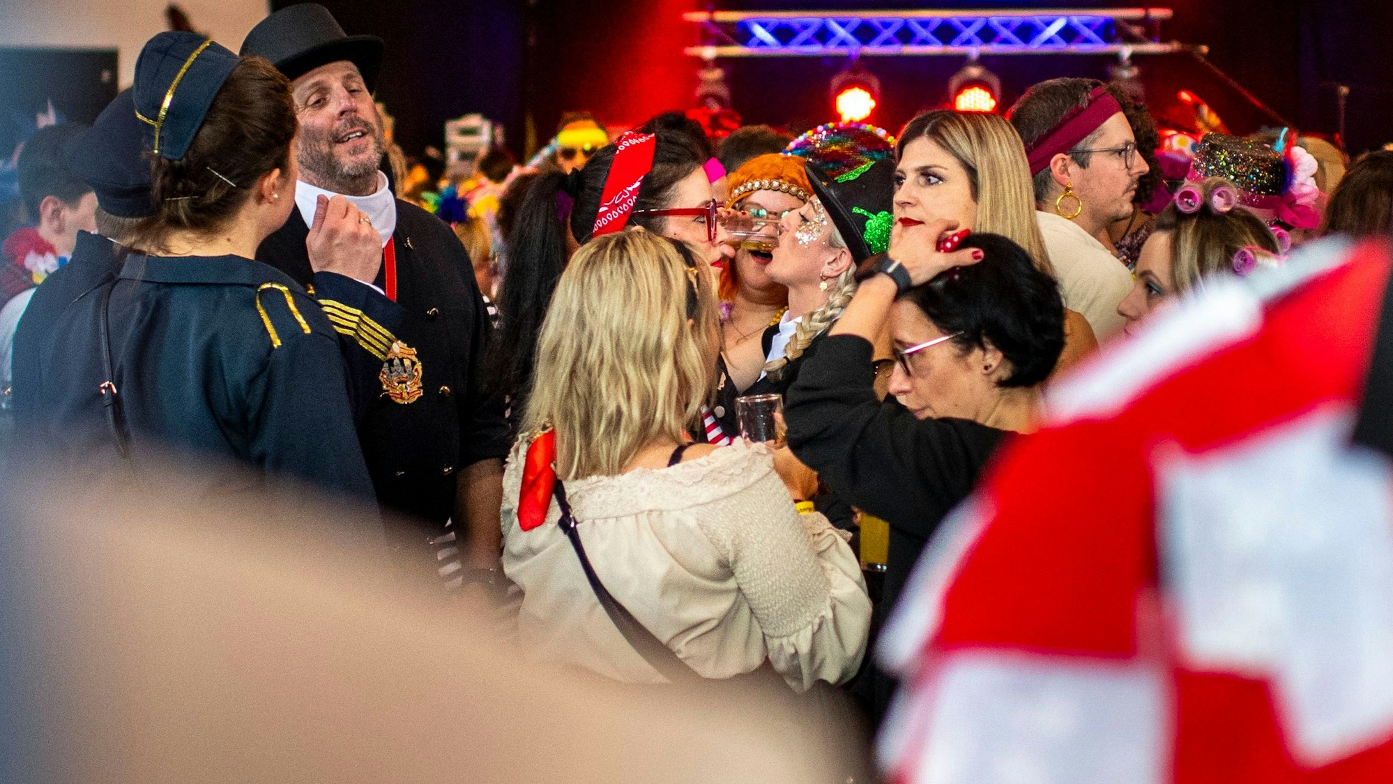 Das Bild zeigt einen Blick in die Kommener Bürgerhalle, in der seit dem Nachmittag Karneval gefeiert wird.