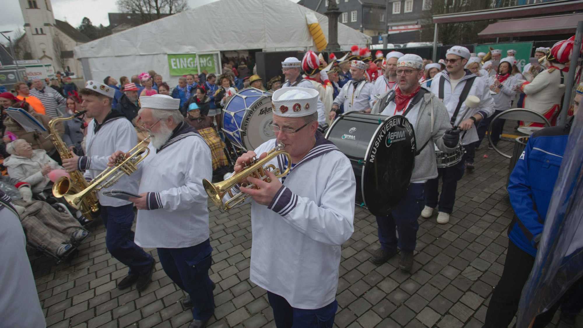 Eine Musikkapelle zieht auf den Platz.