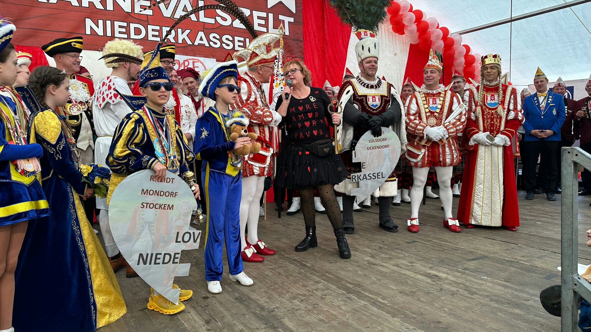 Rathaussturm Niederkassel, Miriam Richartz von der Stadt hat den Schlüssel den Prinzen entrissen