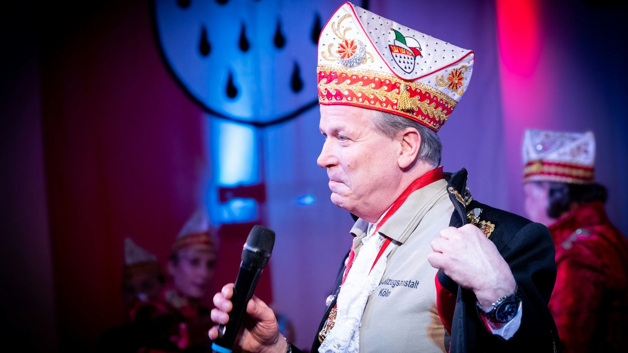 Festkomitee-Präsident Christoph Kuckelkorn hielt im Hemd der Inhaftierten seine Rede.