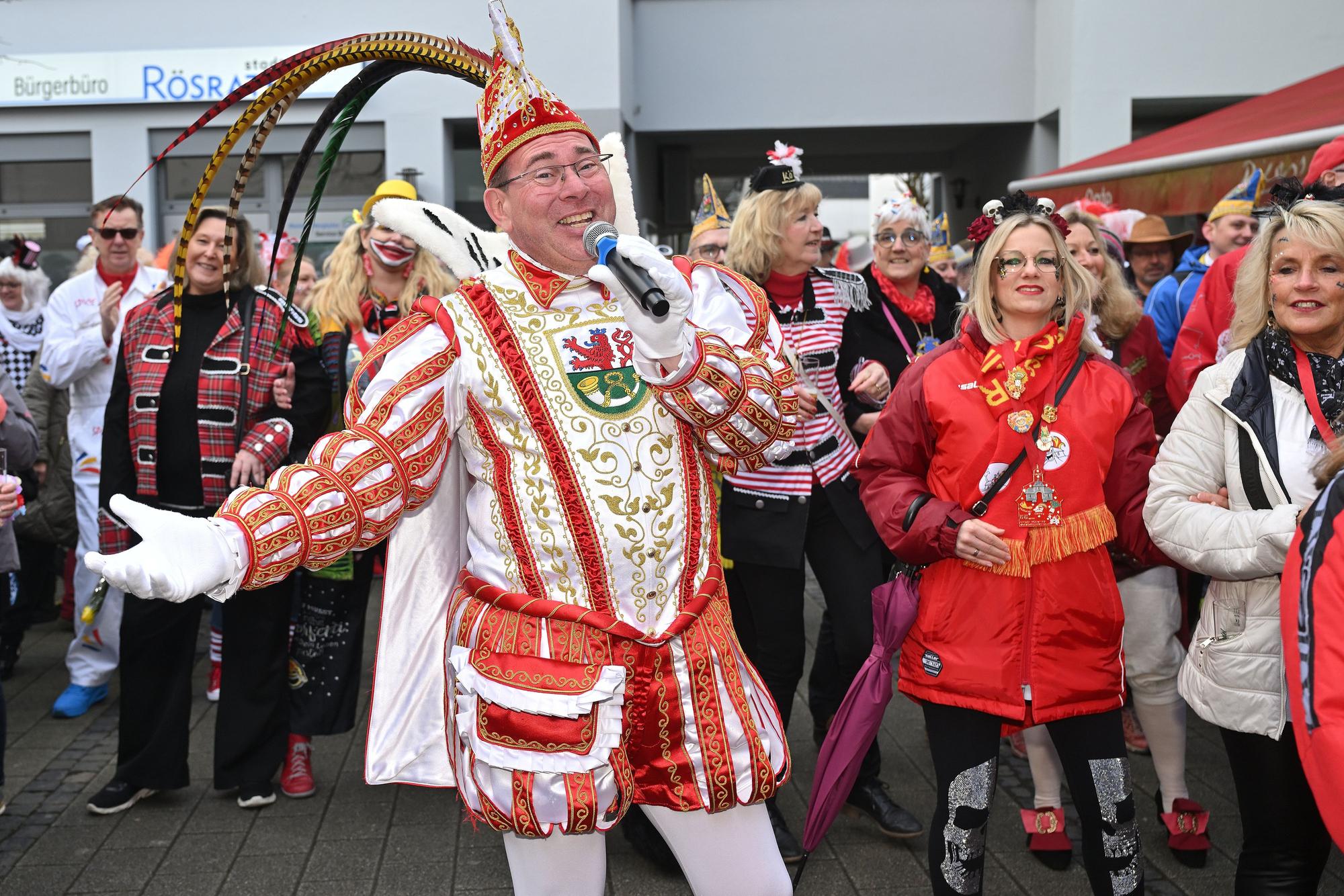 Rösraths Prinz Stefan I. hatte an Weiberfastnacht nach eigener Aussage zwar „Ruhetag“, sorgte aber für beste Stimmung.