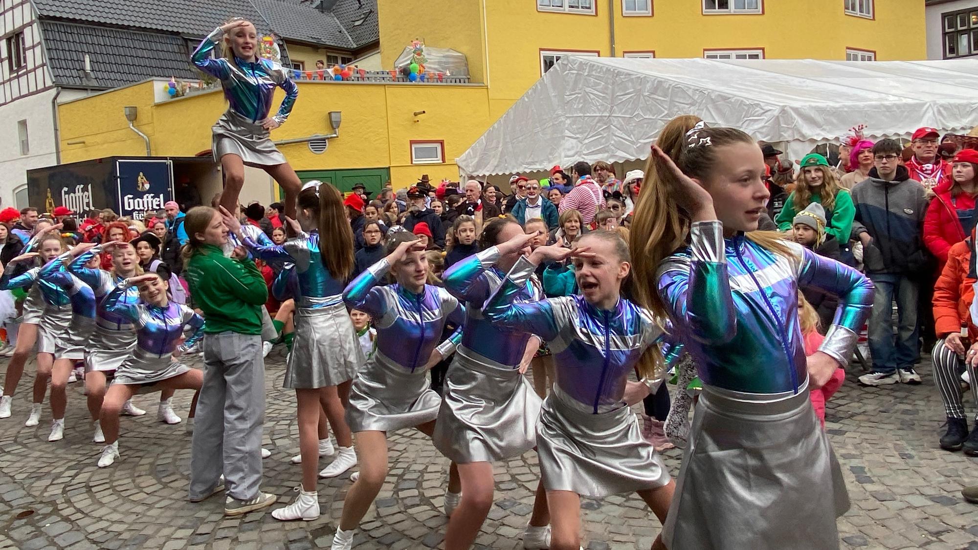 Die Hochtürmer Girls aus Houverath zeigen einen Tanz inklusive einer Hebefigur.