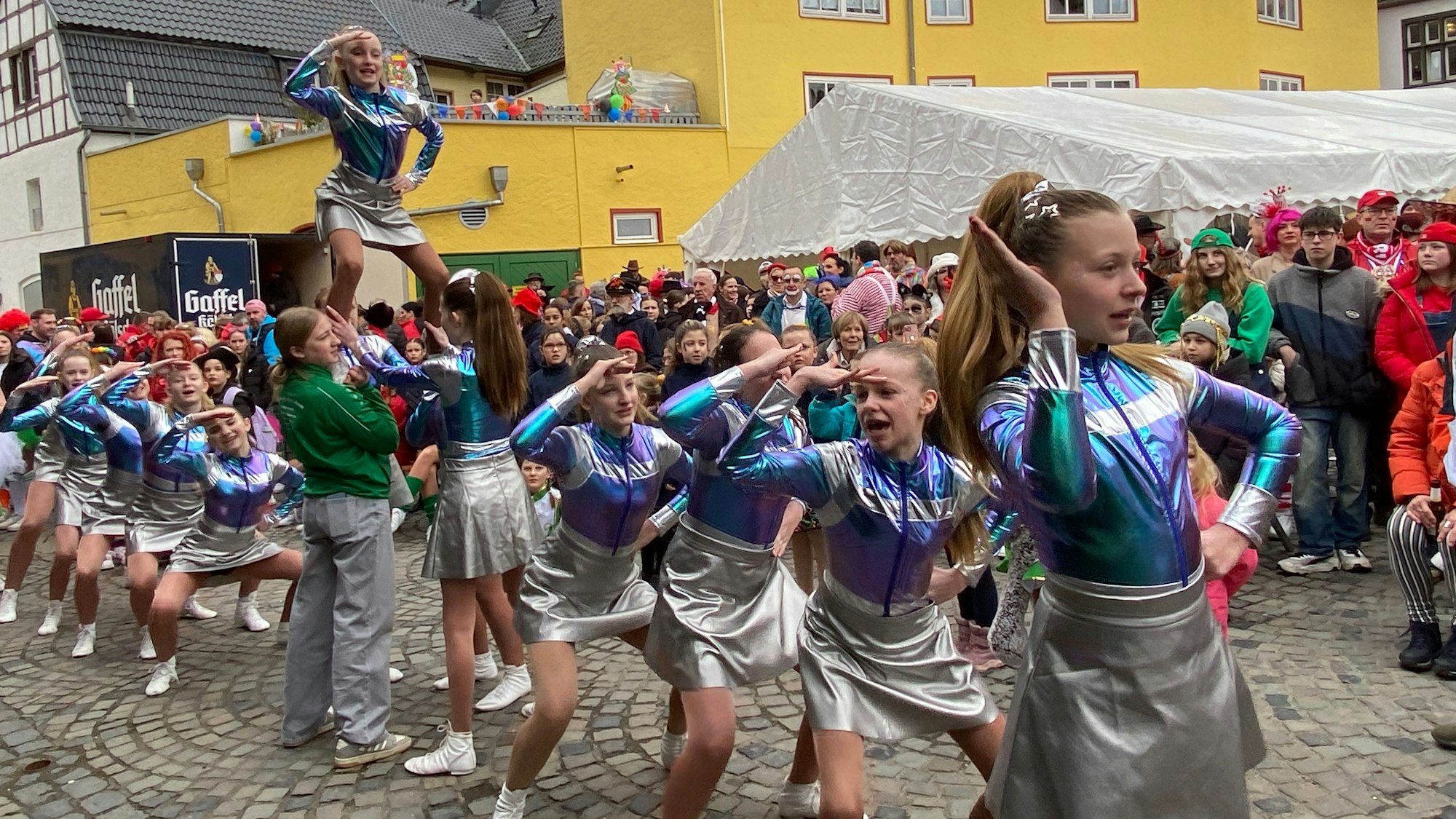 Die Hochtürmer Girls aus Houverath zeigen einen Tanz inklusive einer Hebefigur.