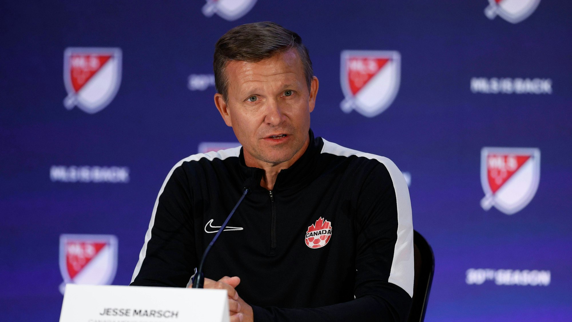 Kanadas Nationaltrainer Jesse Marsch bei einer Pressekonferenz.