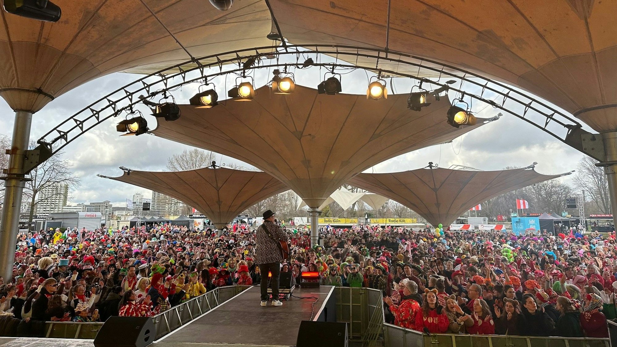 Stimmungsvoll mit Einschränkungen: Im Tanzbrunnen müssen die Künstler um 22 Uhr Schluss machen.