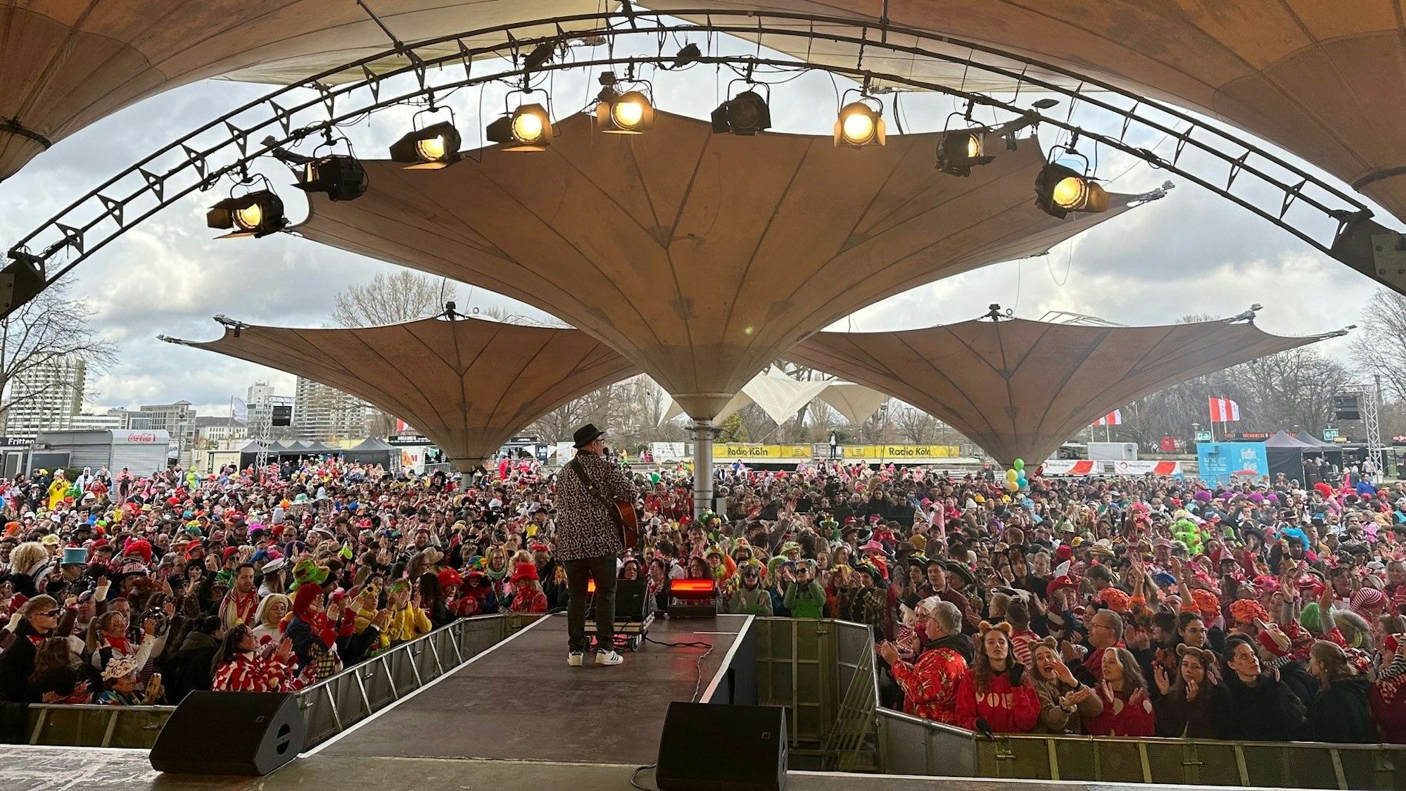 Björn Heuser auf der Bühne im Tanzbrunnen.
