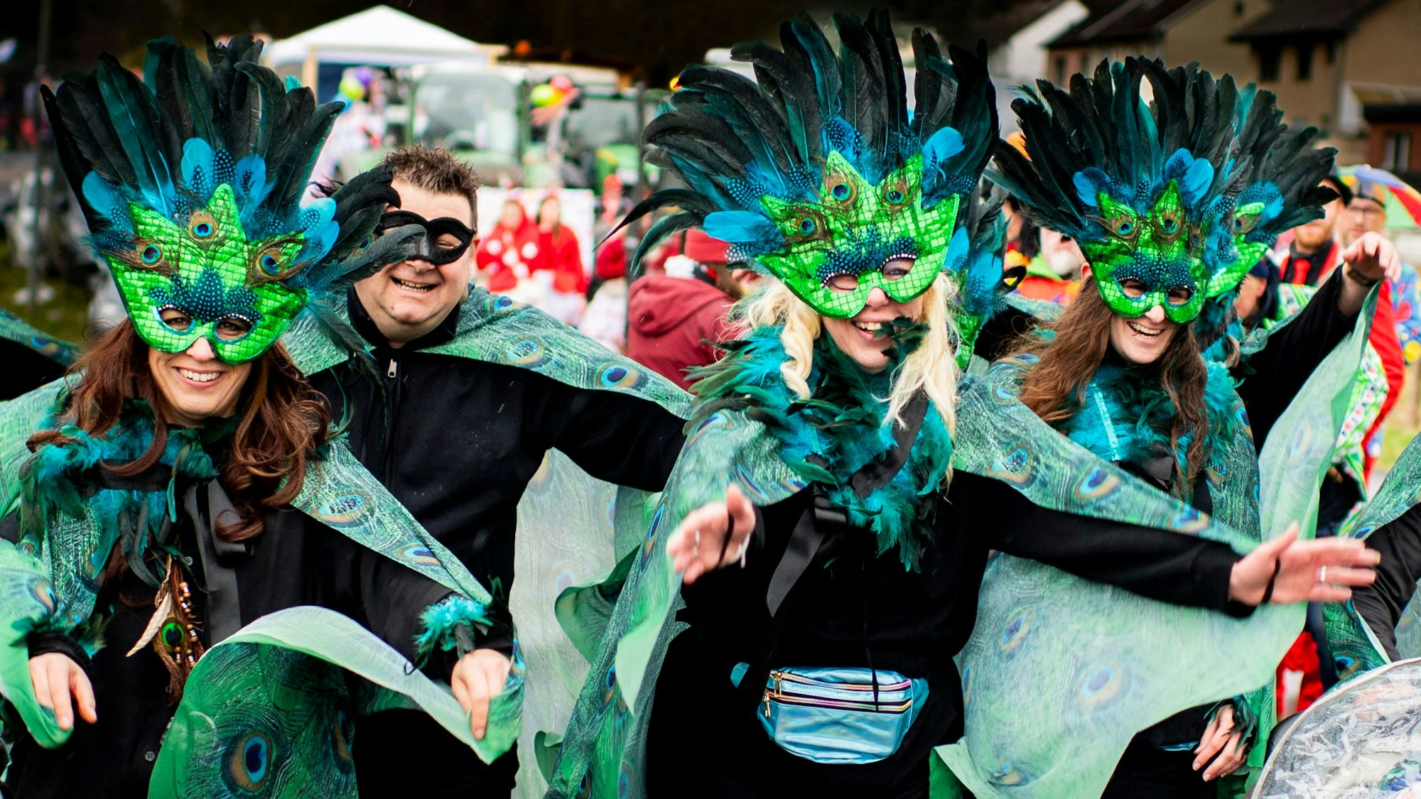 Die Jecken in Lessenich lassen sich vom schlechten Wetter nicht abschrecken.