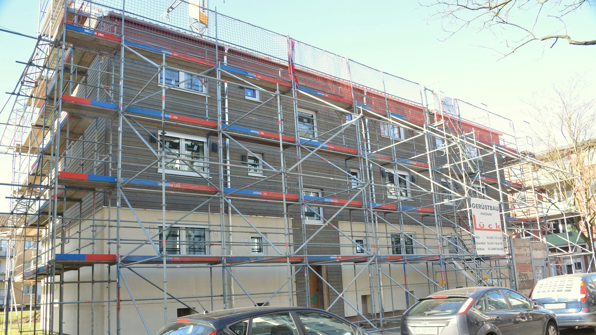 Ein Mietshaus ist eingerüstet.