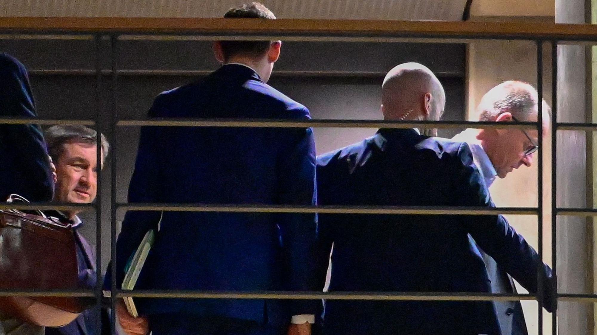Friedrich Merz (r.), CDU-Bundesvorsitzender, und CSU-Chef Markus Söder (l.) gehen von einem ersten Sondierungsgespräch für eine schwarz-rote Bundesregierung ins Jakob-Kaiser-Haus.