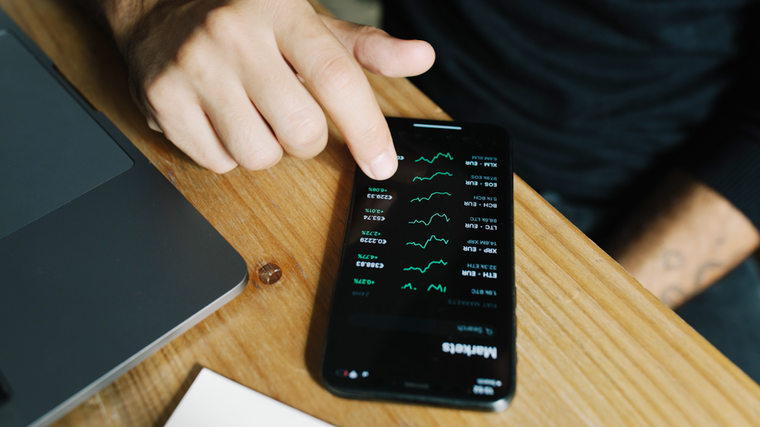 Die App eines Roboadvisors auf einem Smartphone Display auf einem Tisch.