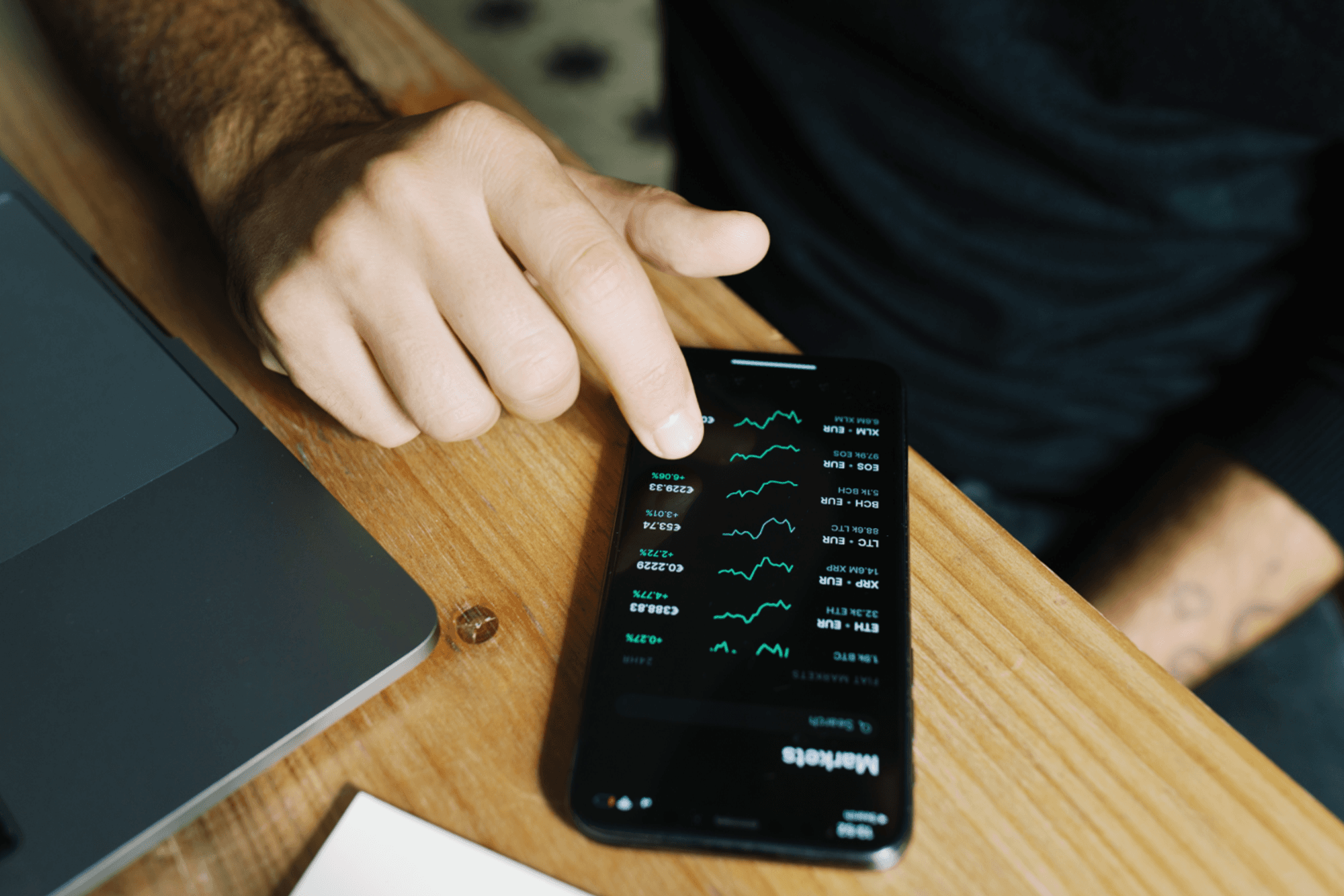 Die App eines Roboadvisors auf einem Smartphone Display auf einem Tisch.