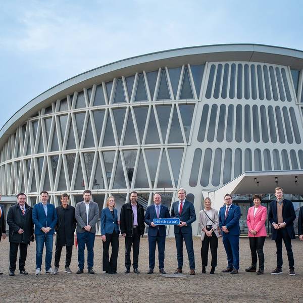 Das Foto zeigt die Besuchergruppe aus Hürth und Nissewaard vor dem Feierabendhaus in Knapsack.