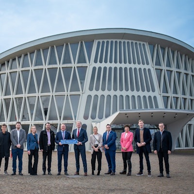Das Foto zeigt die Besuchergruppe aus Hürth und Nissewaard vor dem Feierabendhaus in Knapsack.