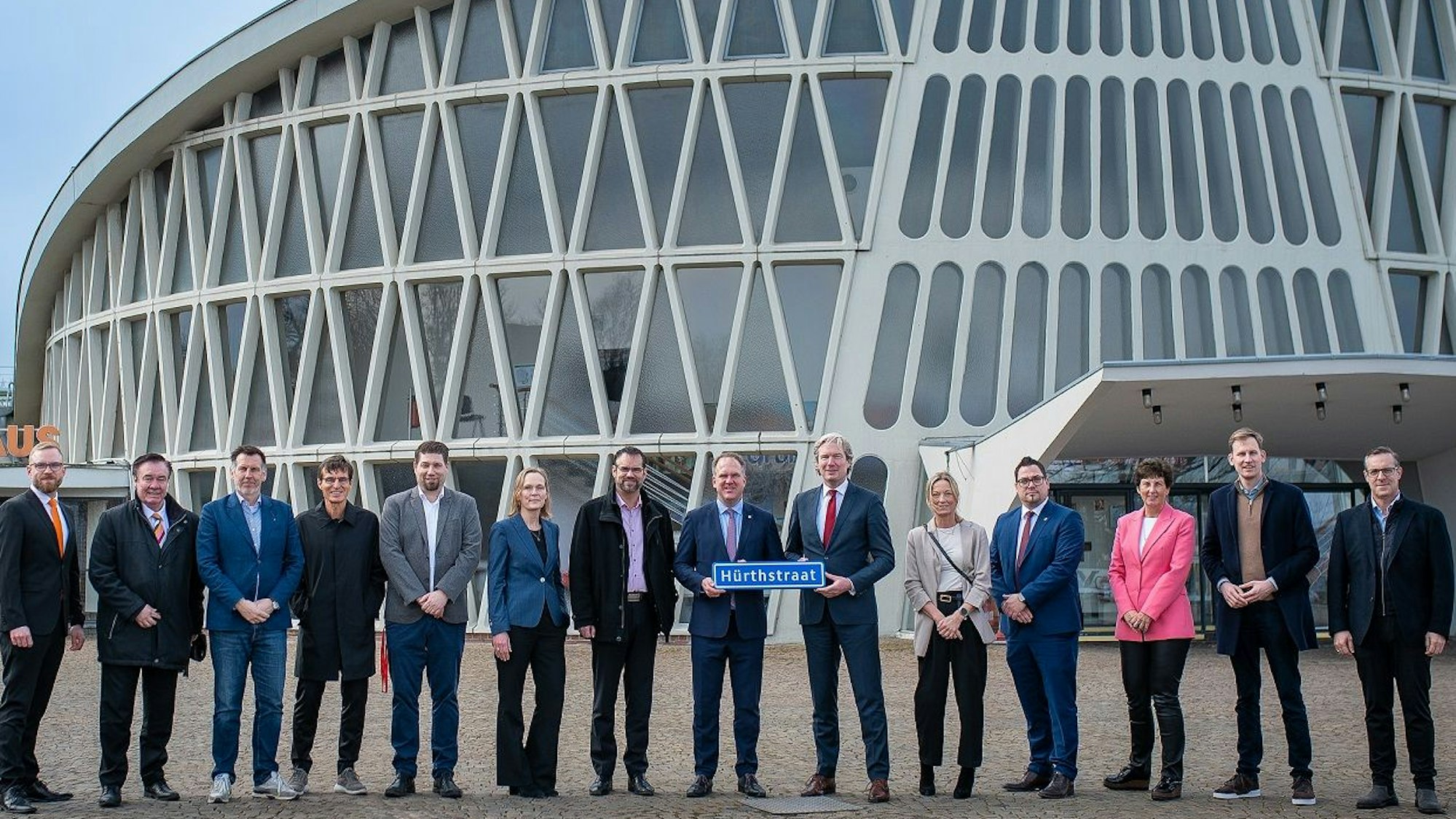 Das Foto zeigt die Besuchergruppe aus Hürth und Nissewaard vor dem Feierabendhaus in Knapsack.