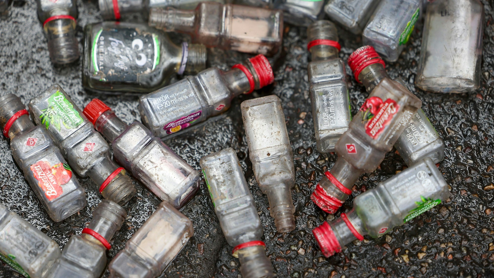 Leere Alkopops liegen auf der Straße.