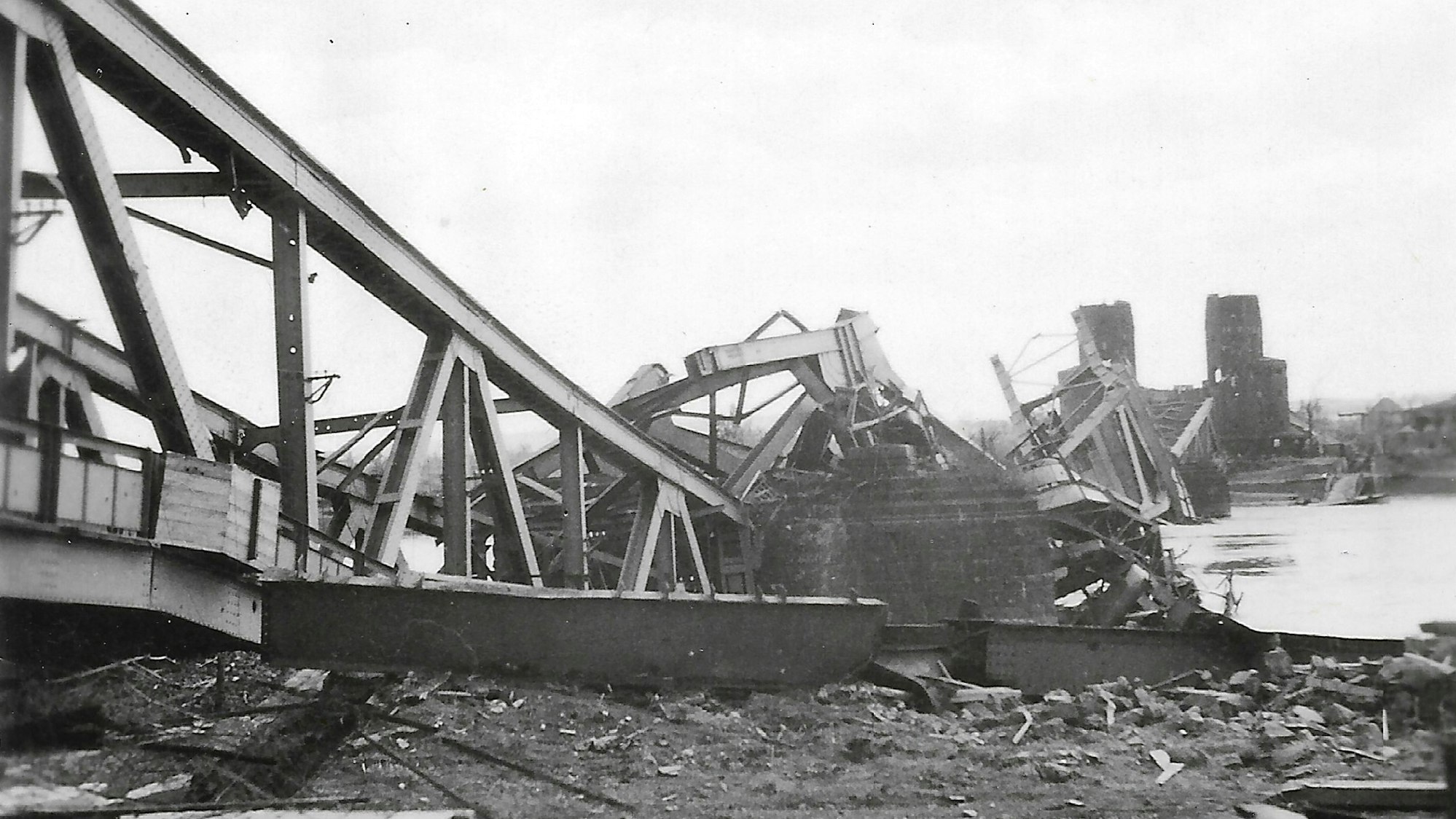 Die verformten Stahlträger einer Brücke, die in den Rhein gestürzt ist.