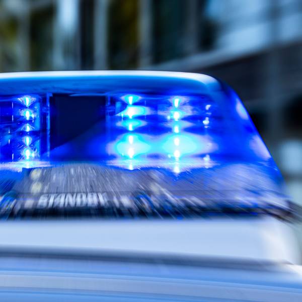 Das Bild zeigt ein Blaulicht auf einem Streifenwagen.
