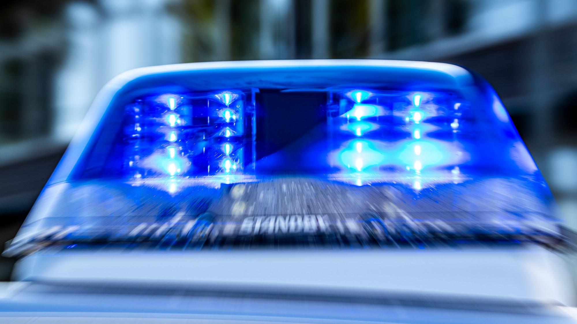 Das Bild zeigt ein Blaulicht auf einem Streifenwagen.