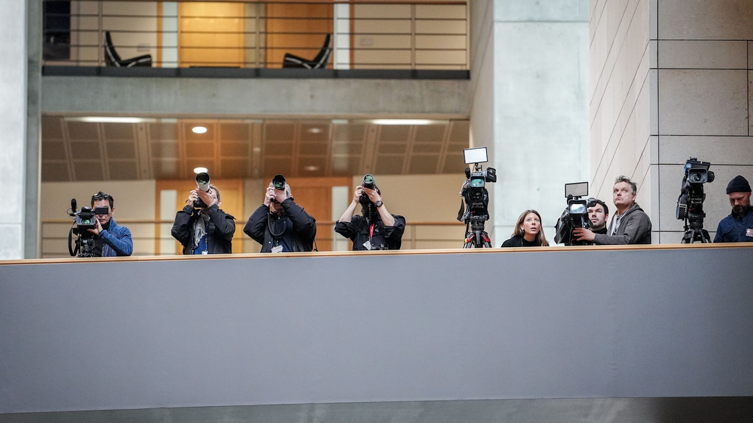 Fotografen und Kamerateams beobachten das erste Sondierungsgespräch nach der Bundestagswahl mit zwischen der SPD und Unionsparteien im Jakob-Kaiser-Haus.