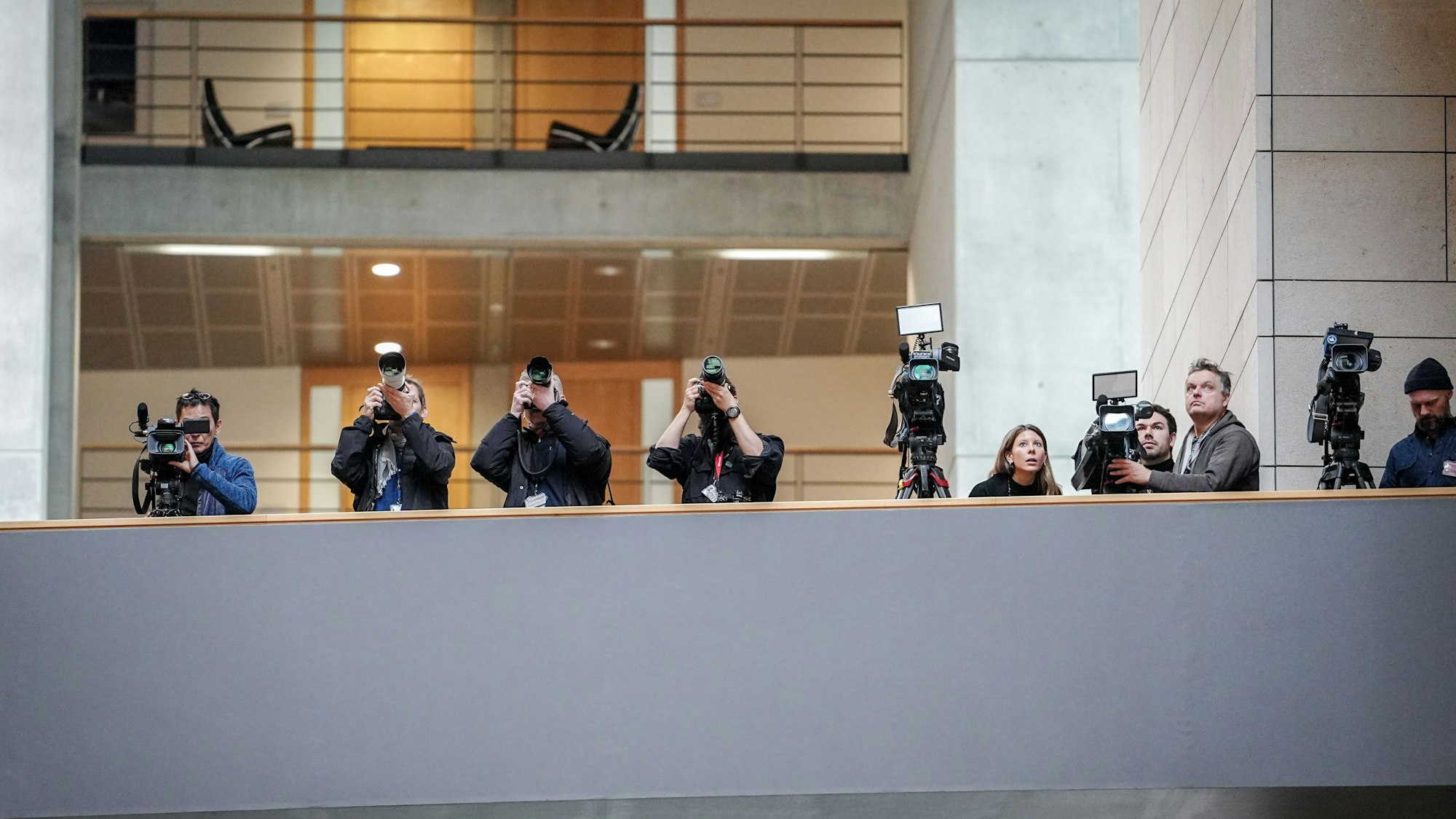 Fotografen und Kamerateams beobachten das erste Sondierungsgespräch nach der Bundestagswahl mit zwischen der SPD und Unionsparteien im Jakob-Kaiser-Haus.