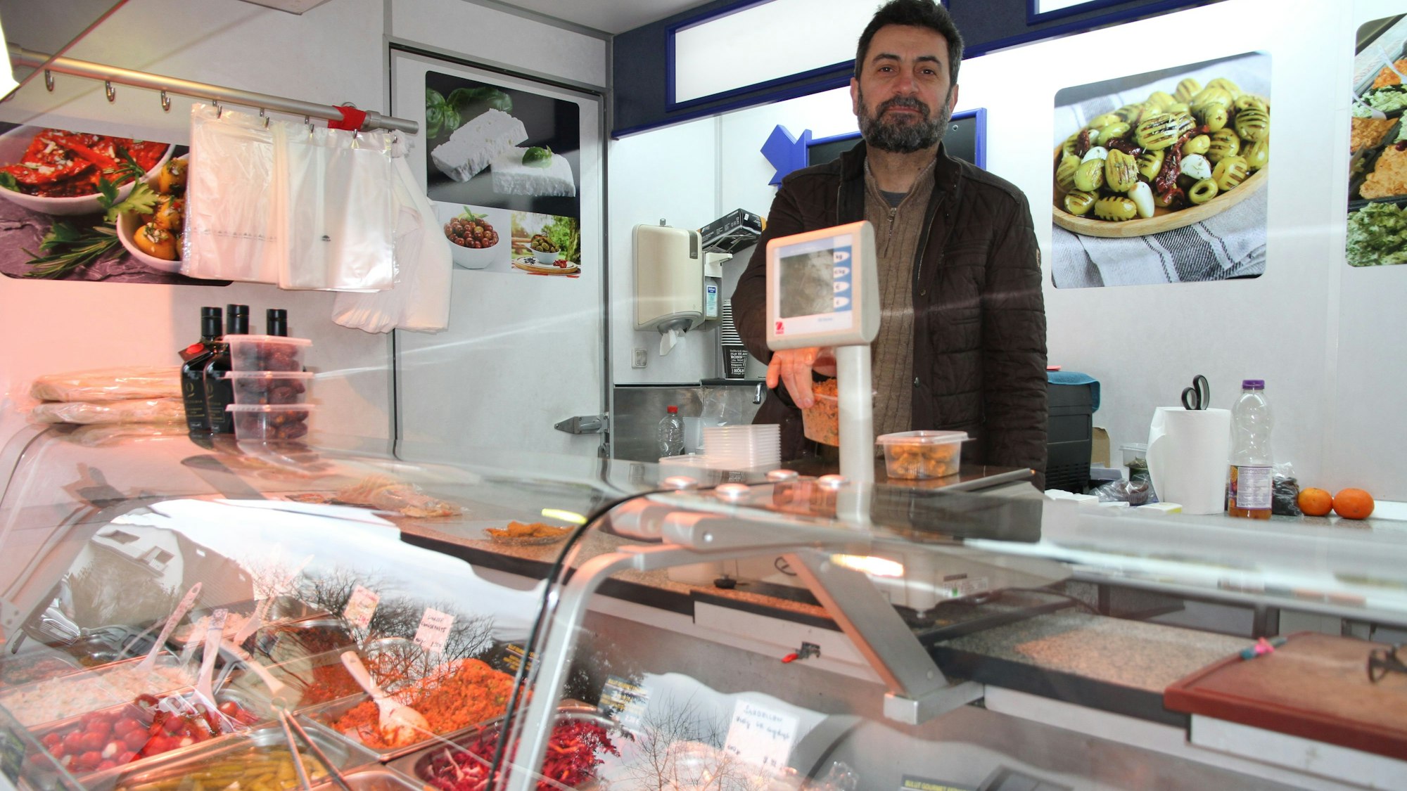 Ein Mann in einem Verkaufswagen.