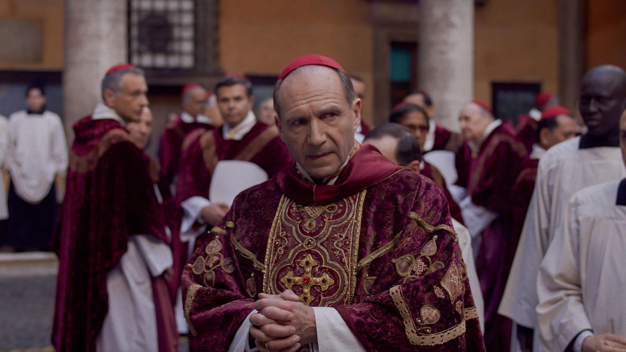 Ralph Fiennes als Cardinal Lawrence in einer Szene des Films "Konklave"