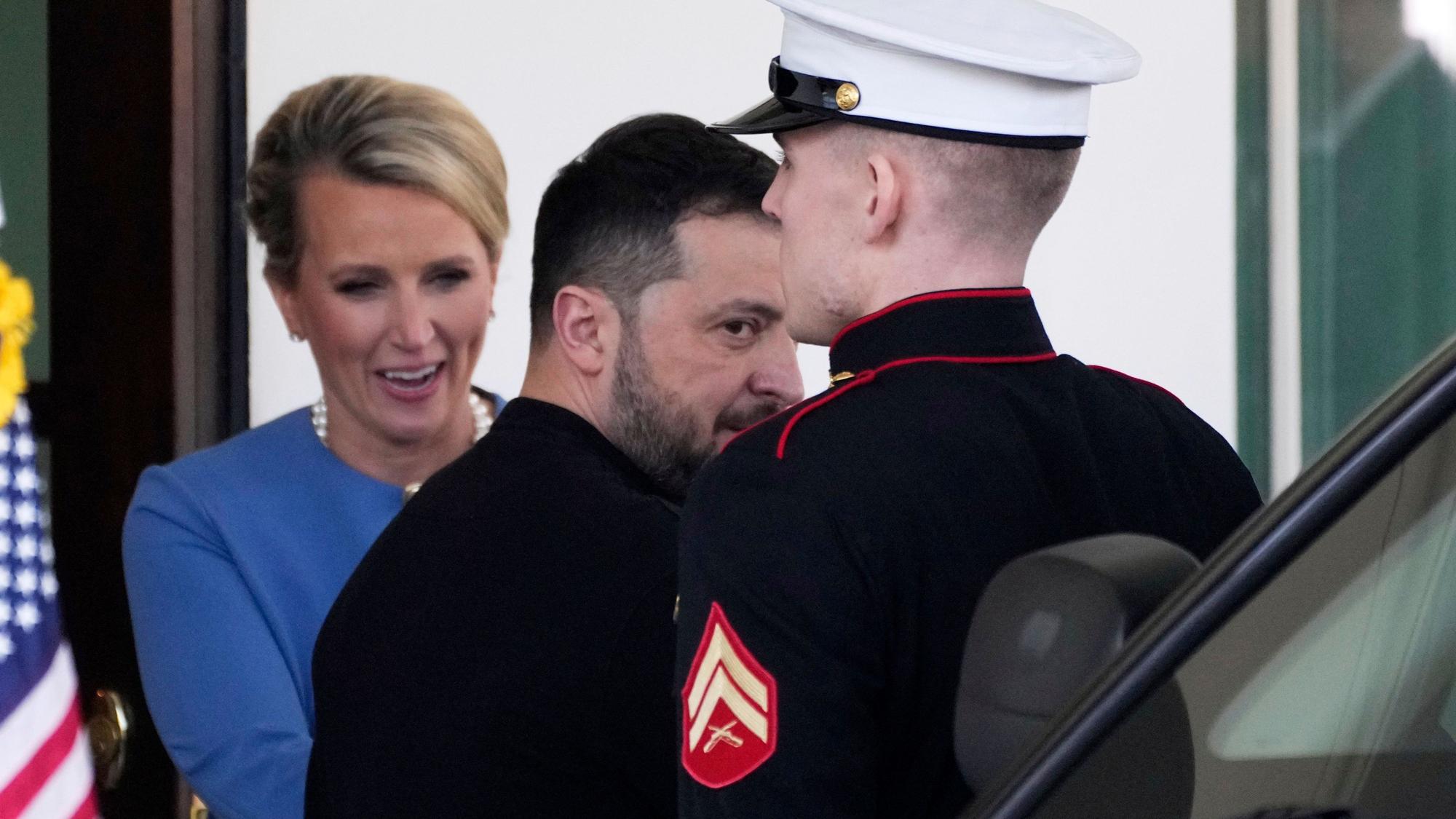 28.02.2025, USA, Washington: Der ukrainische Präsident Wolodymyr Selenskyj (M) verlässt nach einem Treffen mit US-Präsident Trump das Weiße Haus. Foto: Ben Curtis/AP/dpa +++ dpa-Bildfunk +++