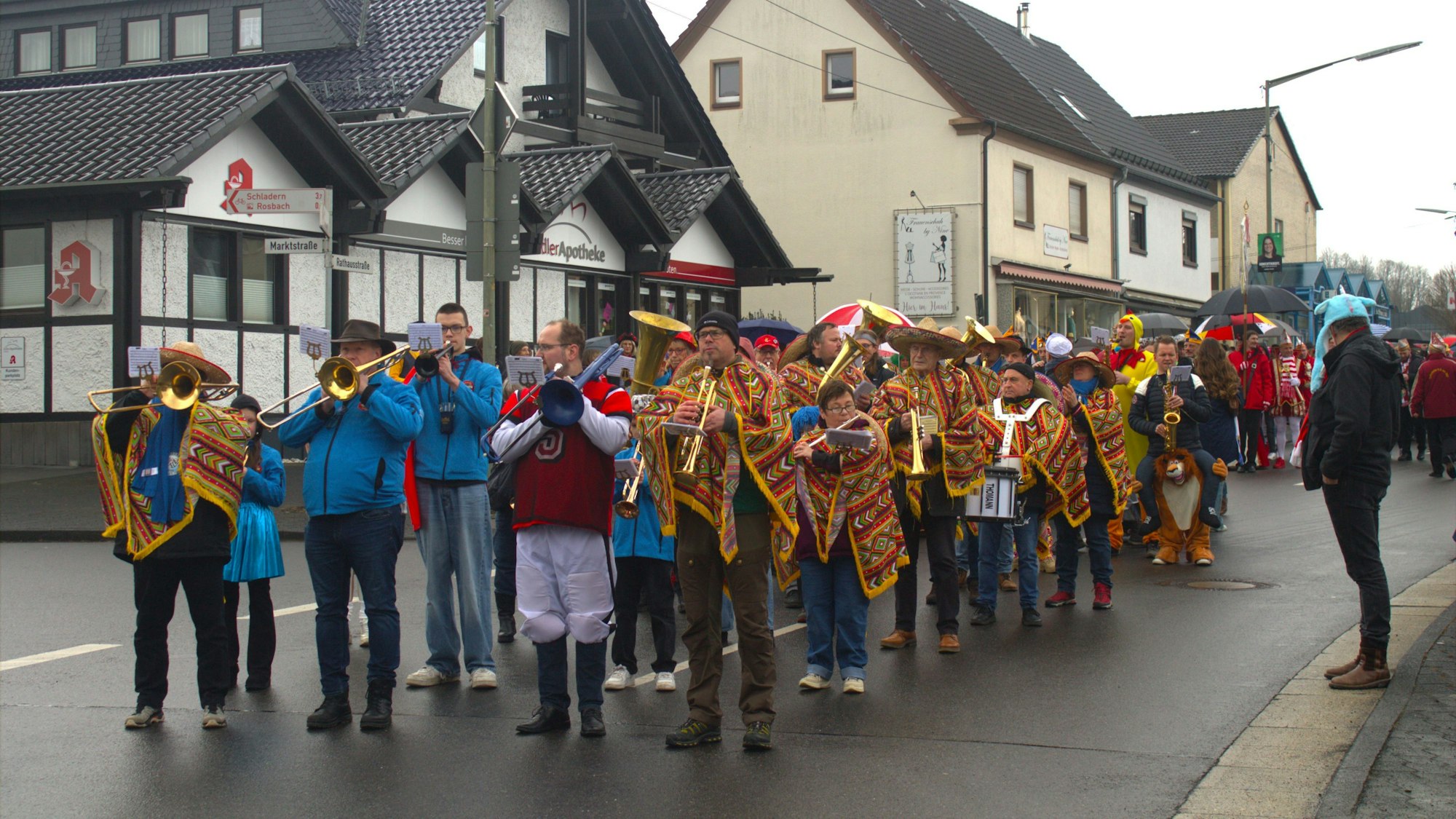 Die Karnevalisten waren in großer Zahl zum Rathaussturrm nach Windeck-Rosbach angerückt - auch die Blaskapelle fehlte nicht.
