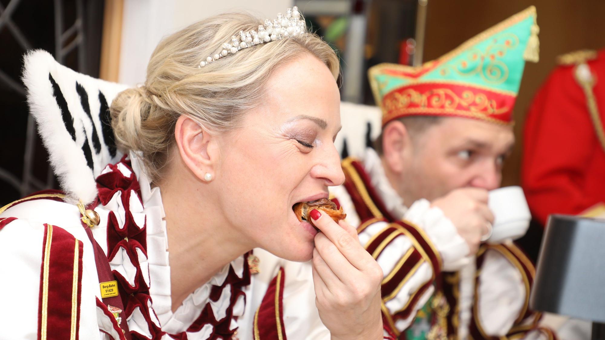 Jungfrau Steffi vom Bergisch Gladbacher Dreigestirn beißt in ein Schokobrötchen.