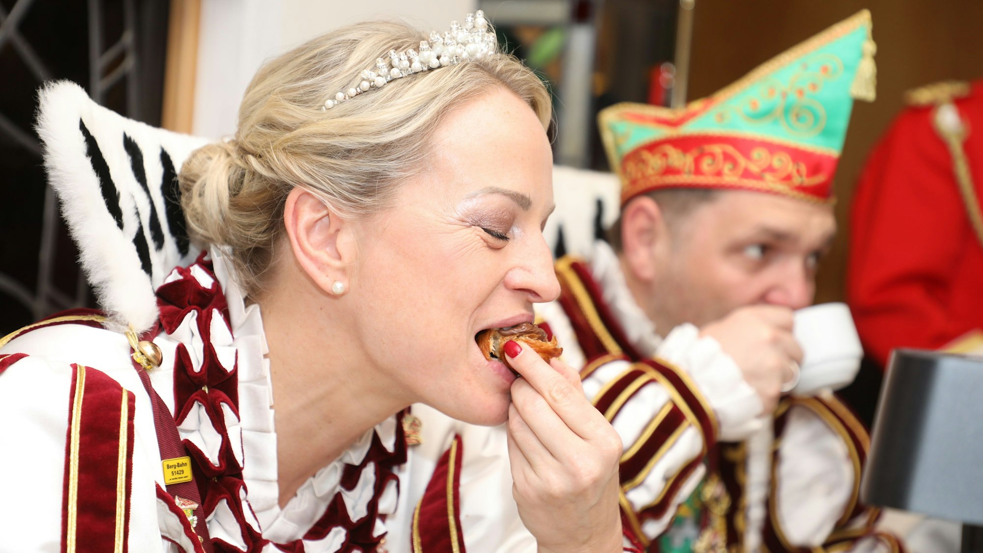Jungfrau Steffi vom Bergisch Gladbacher Dreigestirn beißt in ein Schokobrötchen.
