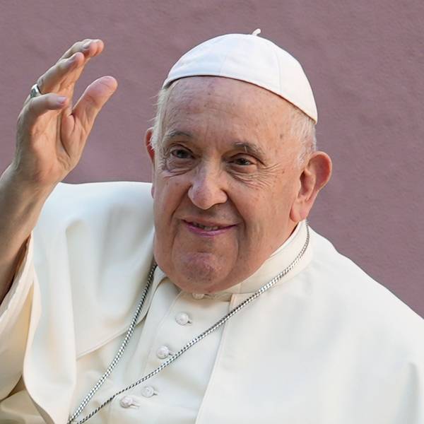 Papst Franziskus winkt, als er die Nuntiatur auf dem Weg zum Park „Eduardo VII“ verlässt.