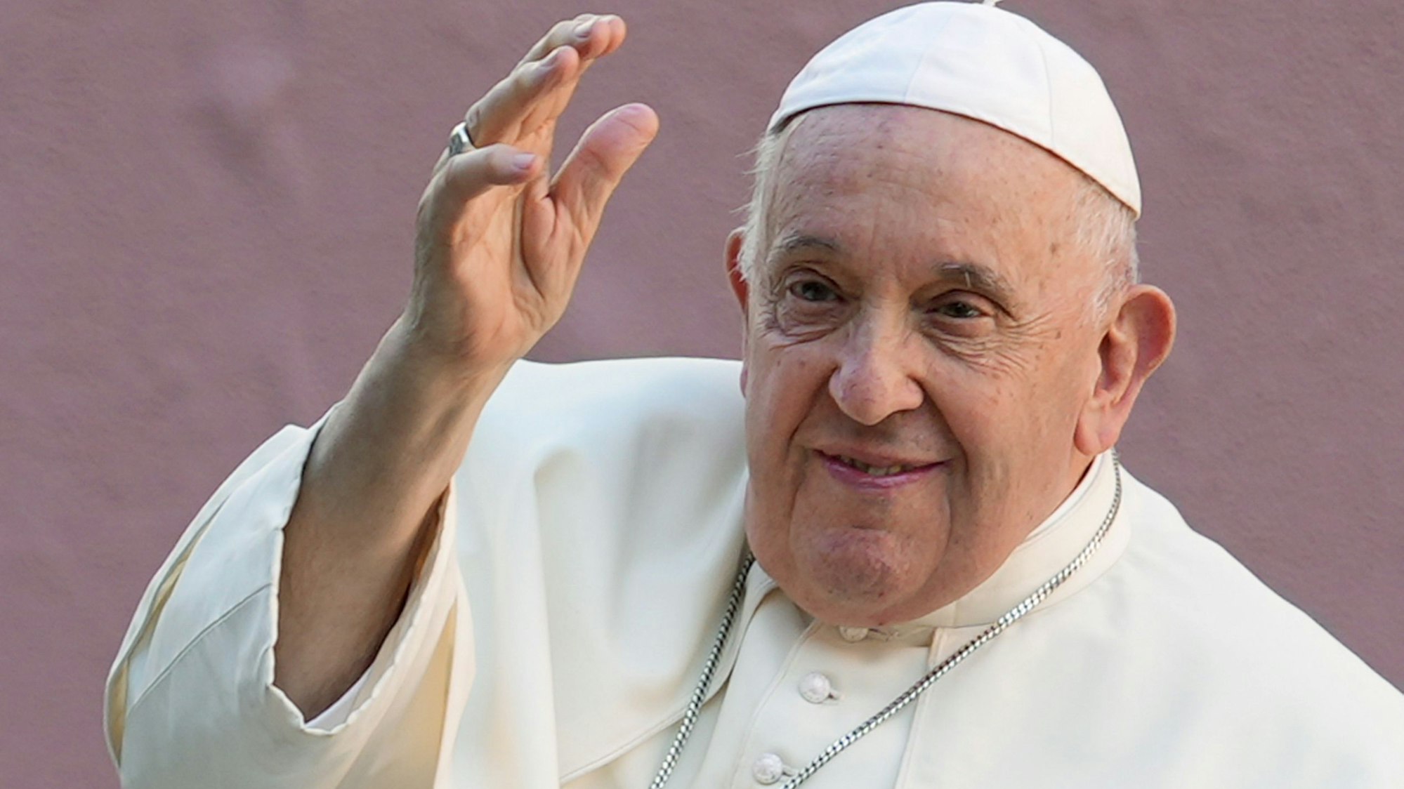 Papst Franziskus winkt, als er die Nuntiatur auf dem Weg zum Park „Eduardo VII“ verlässt.