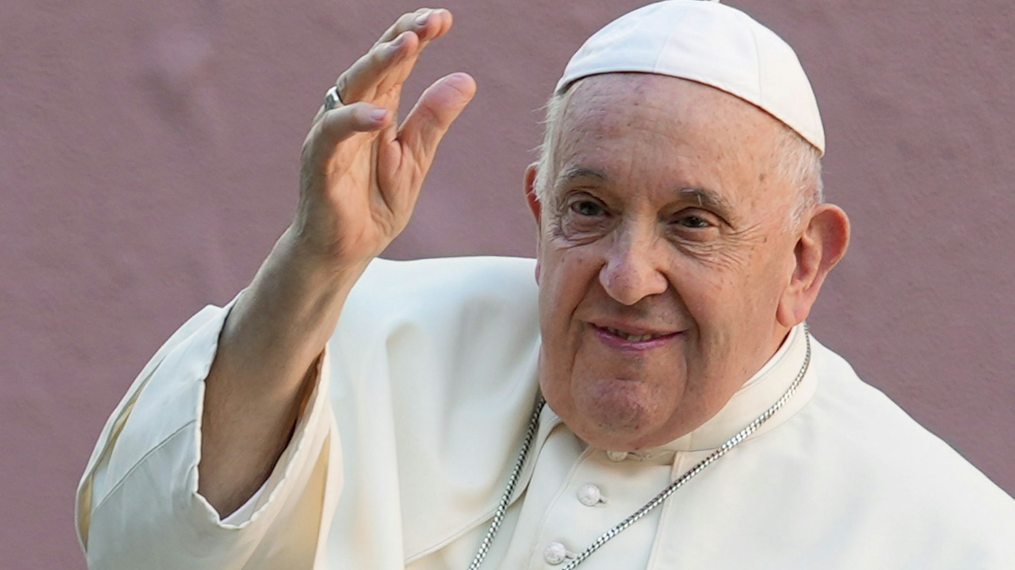 Papst Franziskus winkt, als er die Nuntiatur auf dem Weg zum Park „Eduardo VII“ verlässt.