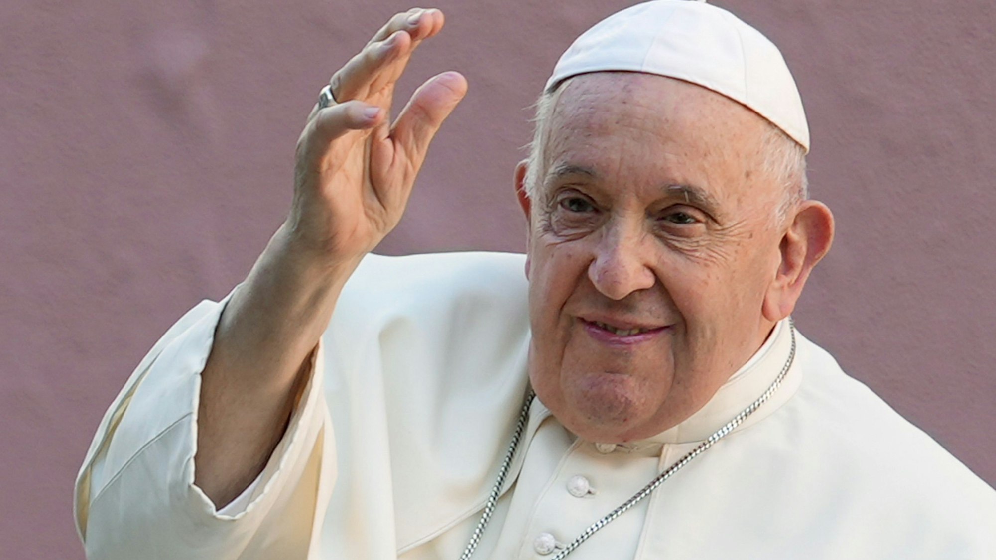 Papst Franziskus winkt, als er die Nuntiatur auf dem Weg zum Park „Eduardo VII“ verlässt.