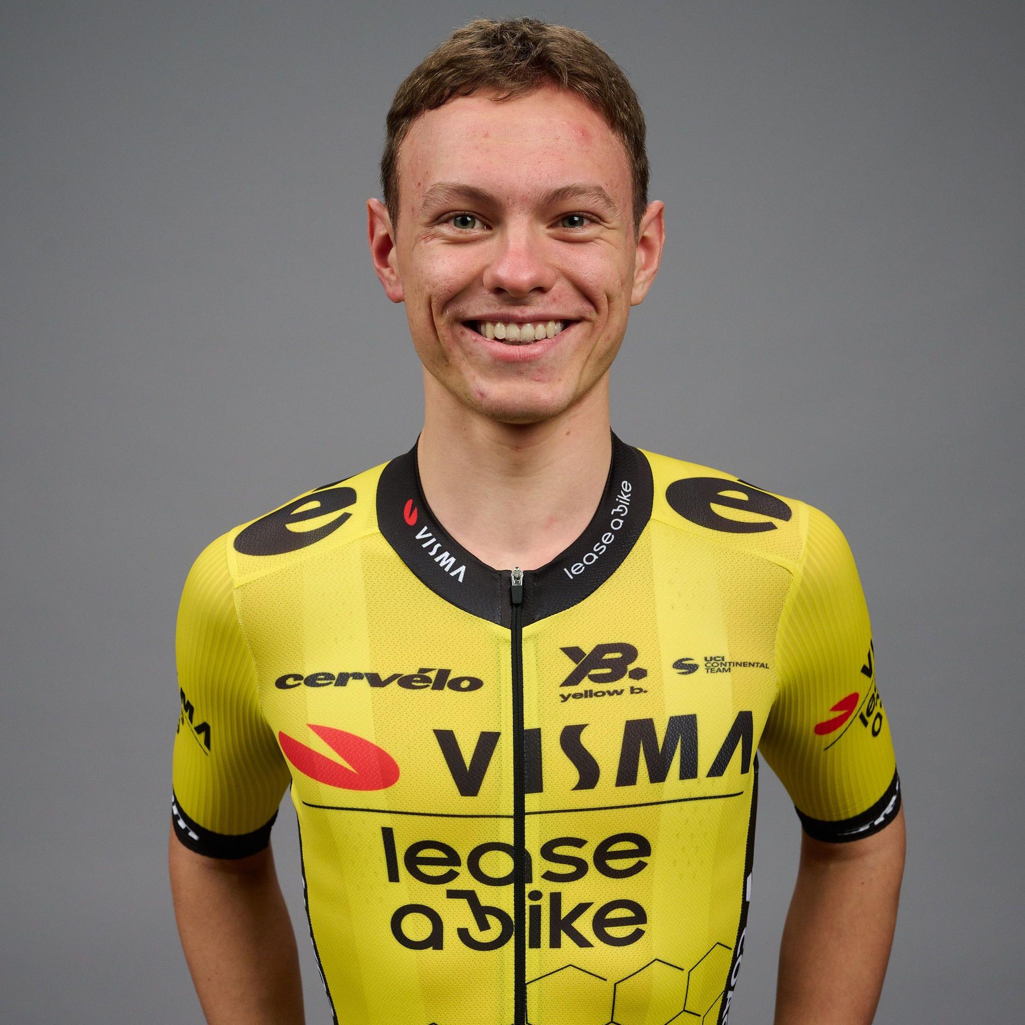 Das Foto zeigt einen jungen Mann im gelben Dress