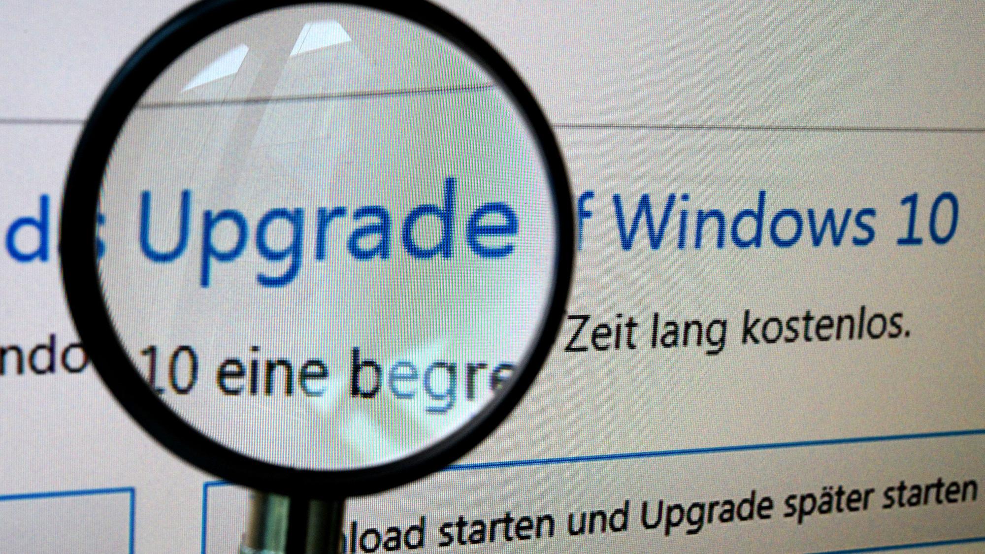 ILLUSTRATION - 13.05.2016, Berlin: Ein Computerbildschirm zeigt das Update auf Windows 10 mit einer Lupe. 2019 liefen die Updates für Windows 7 aus, jetzt trifft das gleiche Schicksal Windows 10. Im Oktober 2025 stellt Microsoft die kostenfreie Unterstützung für Windows 10 ein. (zu dpa: «Windows 10 läuft aus: Verwaltungen rüsten Computer um») Foto: Susann Prautsch/dpa-tmn +++ dpa-Bildfunk +++