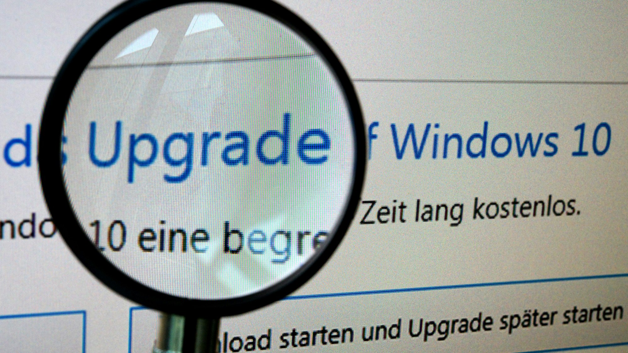 ILLUSTRATION - 13.05.2016, Berlin: Ein Computerbildschirm zeigt das Update auf Windows 10 mit einer Lupe. 2019 liefen die Updates für Windows 7 aus, jetzt trifft das gleiche Schicksal Windows 10. Im Oktober 2025 stellt Microsoft die kostenfreie Unterstützung für Windows 10 ein. (zu dpa: «Windows 10 läuft aus: Verwaltungen rüsten Computer um») Foto: Susann Prautsch/dpa-tmn +++ dpa-Bildfunk +++