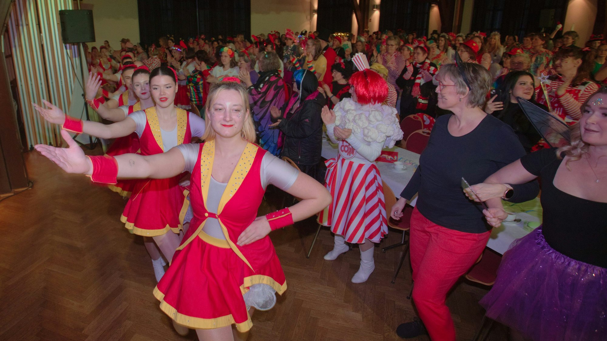 Eine Tanzgruppe bei einer Weiberfastnachtssitzung.