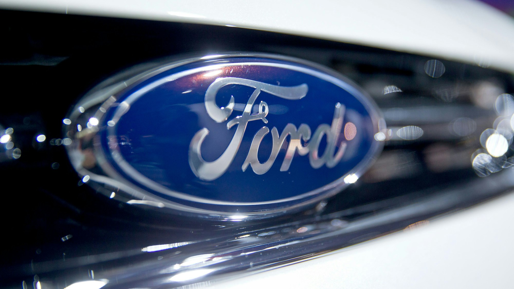 Ford-Logo auf dem Kühlergrill eines Pkw des Kölner Herstellers.
