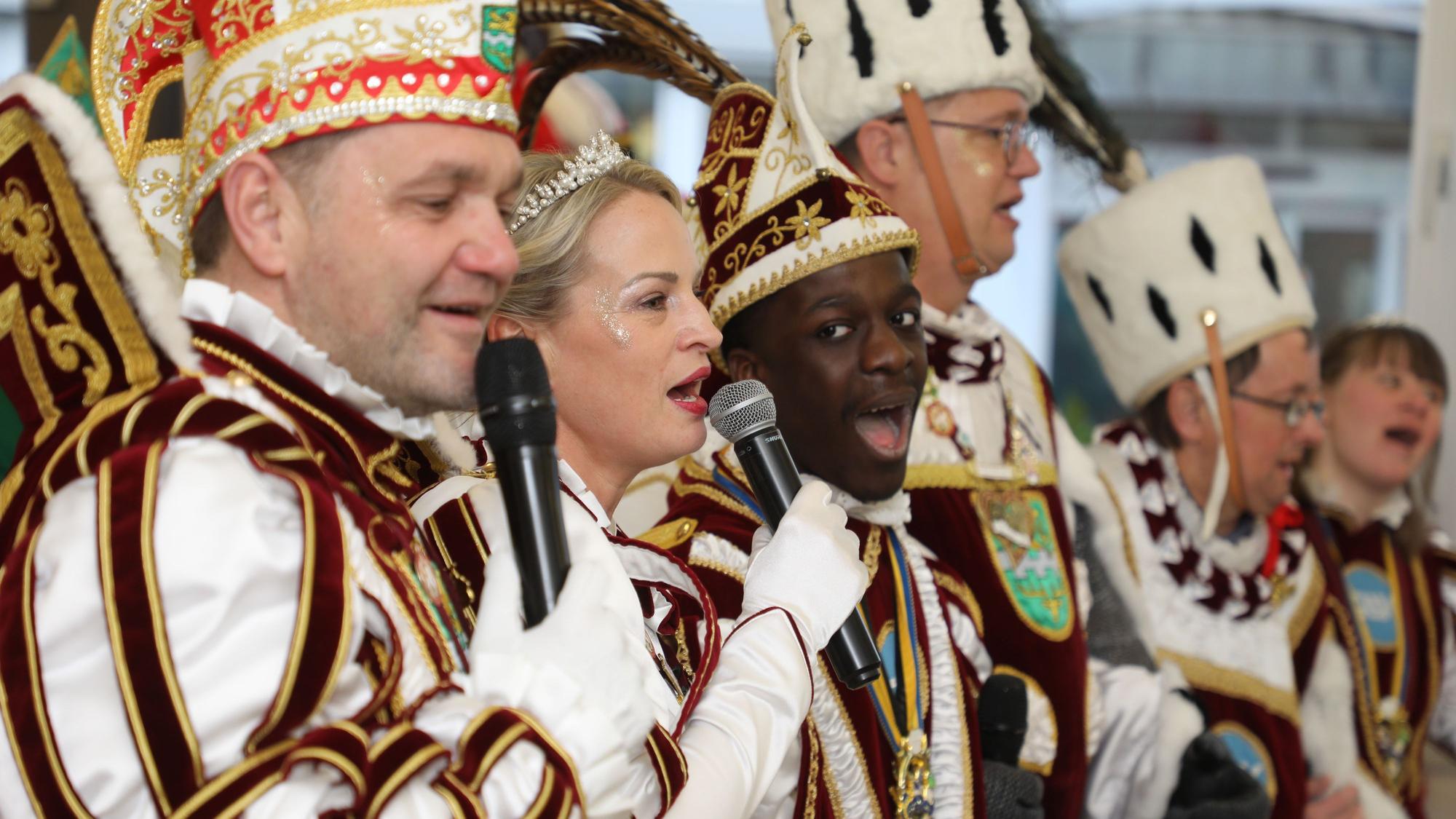 Das Bergisch Gladbacher Dreigestirn singt mit den Tollitäten der Gemeinnützigen Werkstätten Köln (GWK) am Schlodderdicher Weg in Bergisch Gladbach.