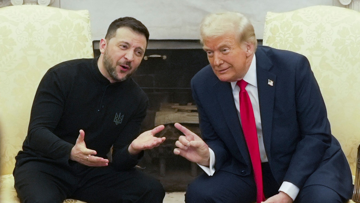 28.02.2025, USA, Washington: US-Präsident Donald Trump (r) trifft den ukrainischen Präsidenten Wolodymyr Selenskyj im Oval Office des Weißen Hauses.