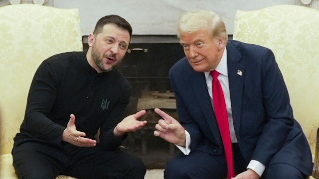 28.02.2025, USA, Washington: US-Präsident Donald Trump (r) trifft den ukrainischen Präsidenten Wolodymyr Selenskyj im Oval Office des Weißen Hauses.