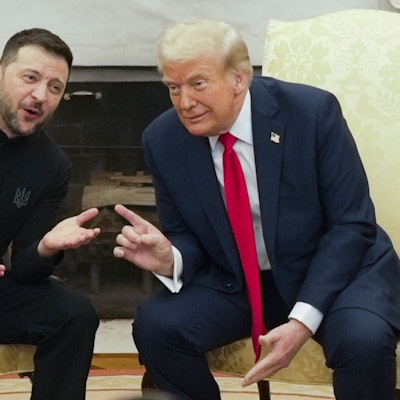 28.02.2025, USA, Washington: US-Präsident Donald Trump (r) trifft den ukrainischen Präsidenten Wolodymyr Selenskyj im Oval Office des Weißen Hauses. Foto: Mystyslav Chernov/AP/dpa +++ dpa-Bildfunk +++