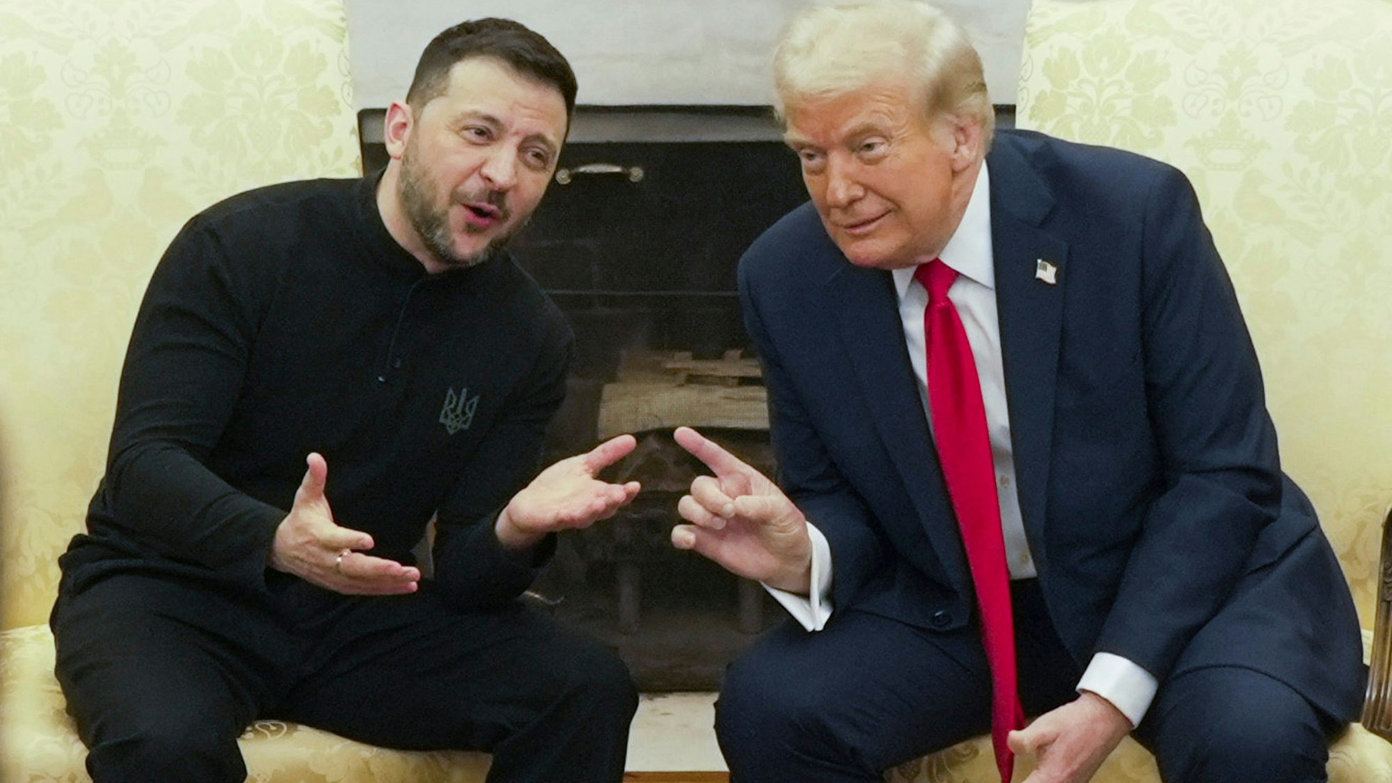 28.02.2025, USA, Washington: US-Präsident Donald Trump (r) trifft den ukrainischen Präsidenten Wolodymyr Selenskyj im Oval Office des Weißen Hauses.
