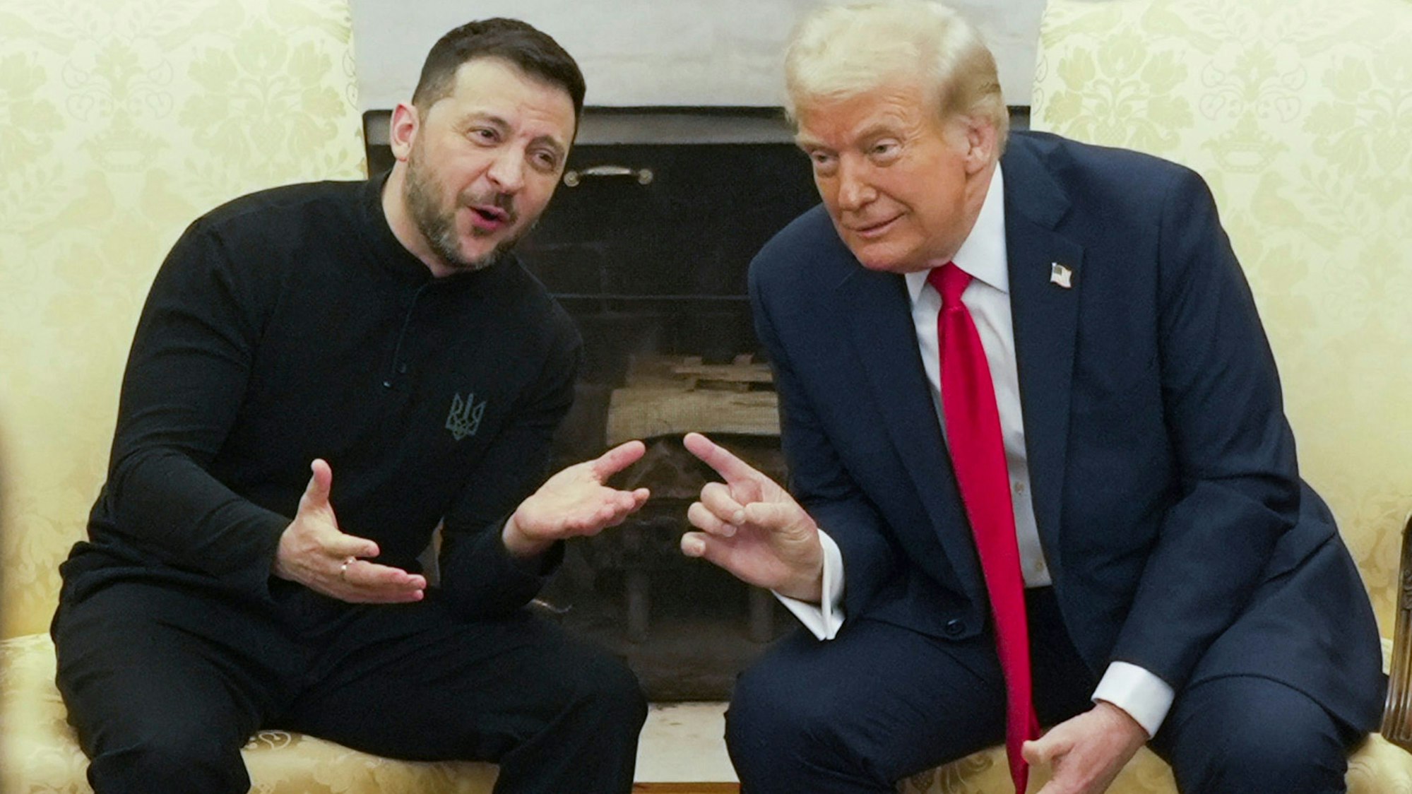 28.02.2025, USA, Washington: US-Präsident Donald Trump (r) trifft den ukrainischen Präsidenten Wolodymyr Selenskyj im Oval Office des Weißen Hauses.