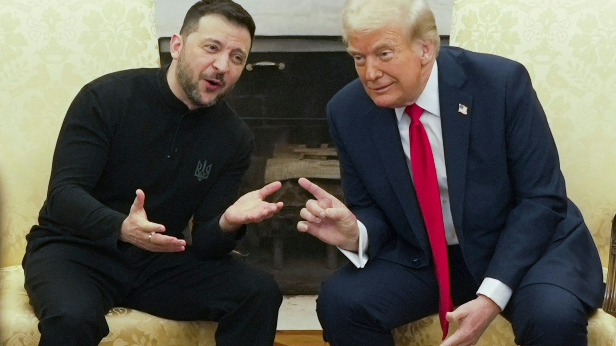 28.02.2025, USA, Washington: US-Präsident Donald Trump (r) trifft den ukrainischen Präsidenten Wolodymyr Selenskyj im Oval Office des Weißen Hauses. Foto: Mystyslav Chernov/AP/dpa +++ dpa-Bildfunk +++